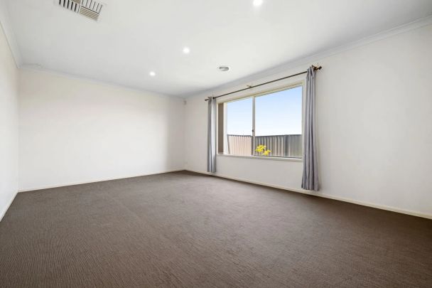 Luxurious Family Living Opposite Tarneit Rise Primary School - Photo 1