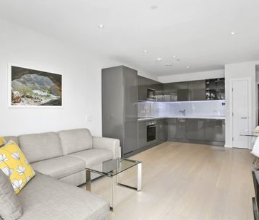 Glasshouse Gardens London E20 - Photo 1