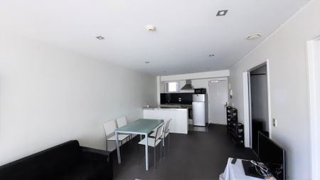 Spacious 2 Bedroom with Balcony - Photo 2