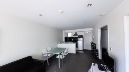 Spacious 2 Bedroom with Balcony - Photo 3