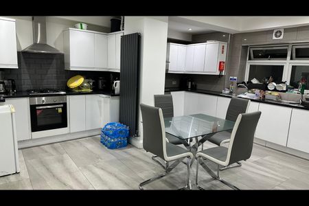 Room in a Shared House, Oaklands Park Avenue, IG1 - Photo 3