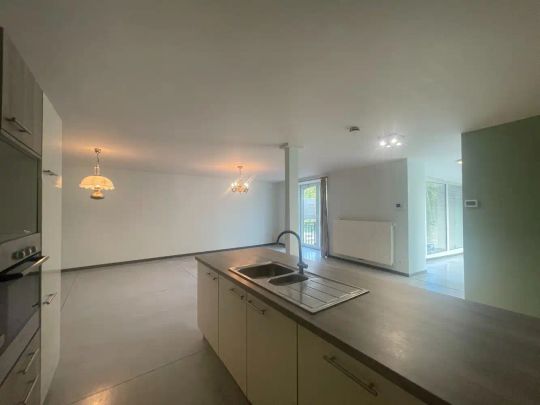 Lichtrijk appartement met balkon in gebouw met lift - Photo 1