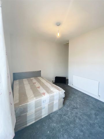 3 Bedroom Terraced - Photo 5