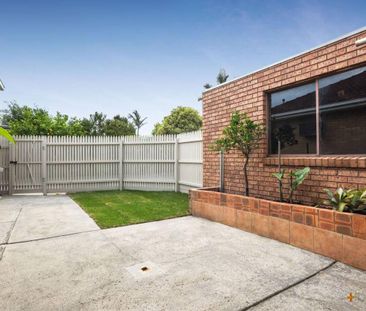 GREAT LOCATION | 3 BEDROOM | LOW MAINTENANCE - Photo 6