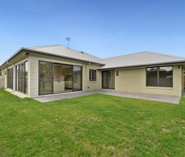 Luxury Living in a Newly Built Millthorpe Home - Photo 4