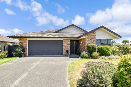 Stunning Family Home in Papamoa - Photo 2