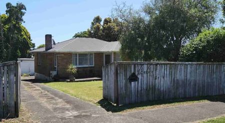 Location! Location! Location! - Photo 4