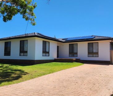 Three Bedroom Home! - Photo 1