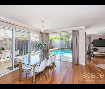 Private and secure unfurnished duplex home - Photo 2