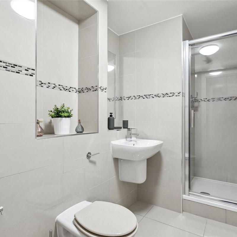 2 bedroom flat in London - Photo 1