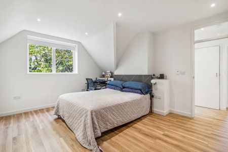 2 bedroom flat in London - Photo 3