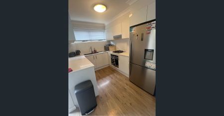 Three-bedroom house - air con to main bedroom / lounge room, private courtyard - single lock up garage!! - Photo 2