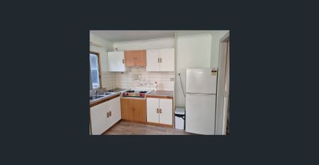 SEMI-FURNISHED 1 BEDROOM GRANNY FLAT - CLOSE TO STATION - Photo 2