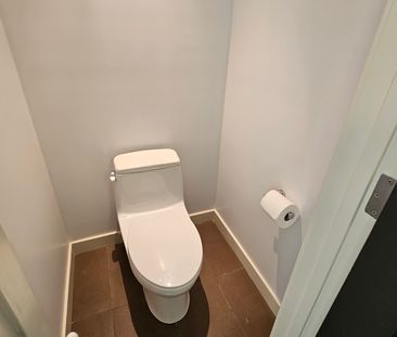 Large, South Facing 2 Bedroom, 2 Bathroom, Underground Parking! - Photo 2