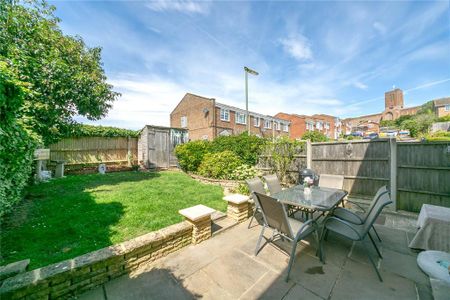 3 bedroom end of terrace house to rent - Photo 2