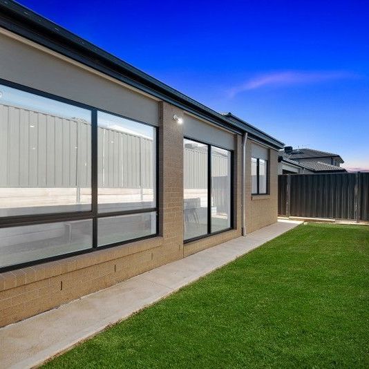 Spacious 3-Bedroom Home with 2 Bathrooms & Double Garage - Photo 1