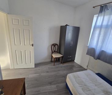 2 bedroom end of terrace house to rent - Photo 2