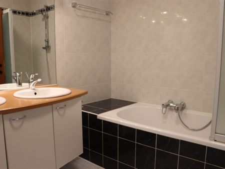 Zéér verzorgd & instapklaar appartement op 2deV met 2 SLK, terras & 2 ondergrondse autostaanplaatsen - Photo 5