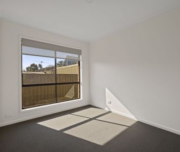 Fabulously Renovated Townhouse - Move Straight in - Photo 3