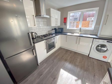 6 bedroom terraced house to rent - Photo 4