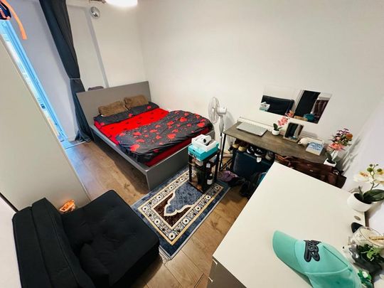 1 bedroom in a house share to rent - Photo 1