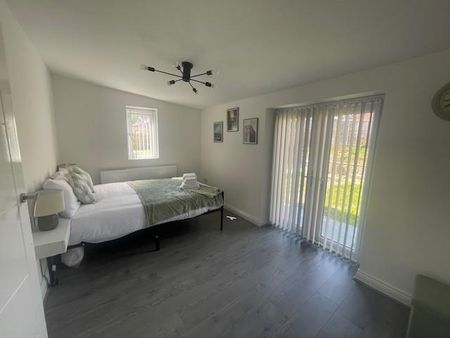 3 bedroom semi-detached bungalow to rent - Photo 3