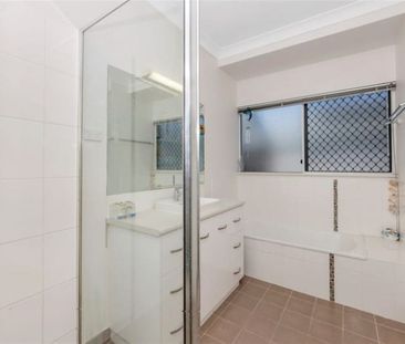 STUNNING 4 BEDROOM, 2 BATHROOM HOME + POOL + SOLAR! - Photo 6