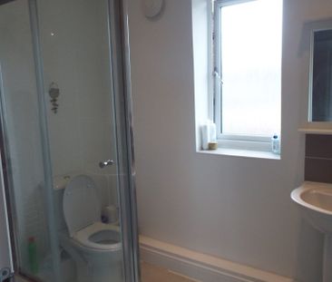 Beautiful Canal Side Two Bed Top Floor Flat to Let in Stroud - Photo 6