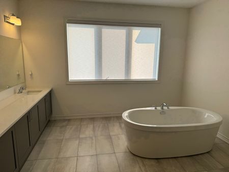 For Lease - 32 Twinleaf Crescent, Adjala-Tosorontio, Ontario - Photo 2