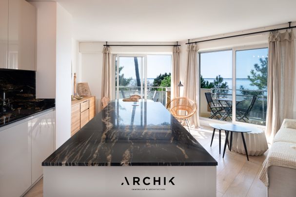 Architecture contemporaine, cet appartement de 60 m2 situé au premier étage d'une résidence standing installée au coeur d'un parc paysager, offre un accès direct à la plage du Moulleau. - Photo 1