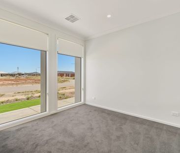 Be the first to live in this fresh, light-filled stunner - Photo 5