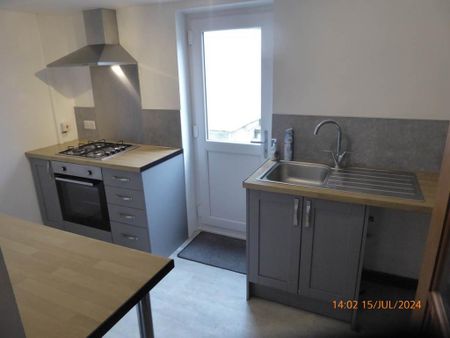 2 bedroom end of terrace house to rent - Photo 5