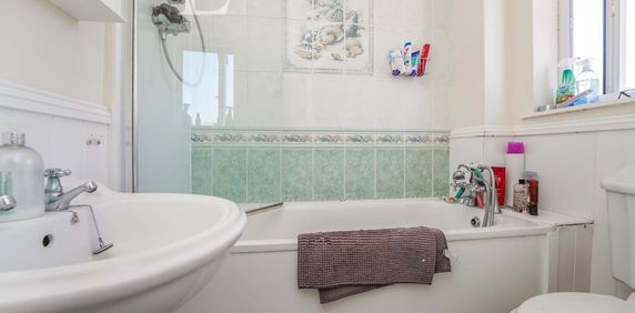 3 bedroom house to rent Barrington Road, Watchfield, Swindon, SN6 - Photo 2