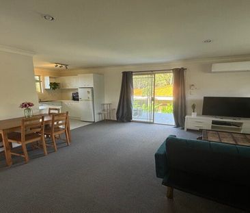 Shared Furnished 2 Bedroom Flat With Balcony – Female Student Only - Photo 2