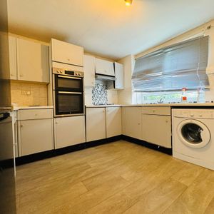 RM2 Langley Meadows | Loughton | Essex | IG10 2DL - Photo 2