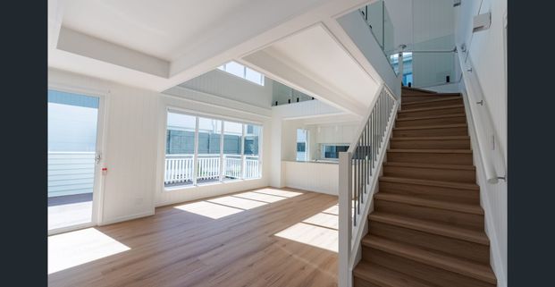 Stunning 3 bedroom home with an entertainers deck, Close to the City! - Photo 1