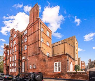 A newly refurbished three bedroom property located in this highly prestigious garden square. - Photo 1