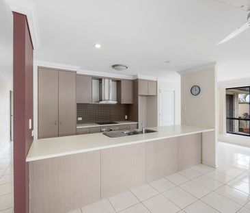 BRIGHT, EASY LIVING STARTS AT 18 SUNPOINT WAY! - Photo 3