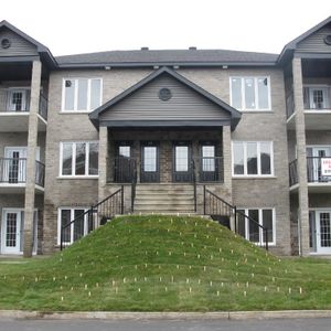 GRAND 5 1/2 A LOUER - Photo 2