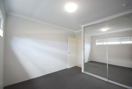 Modern Two Bedroom, Two Bathroom Upstairs Unit! - Photo 5