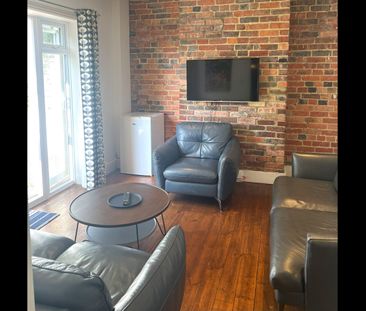 5 Bed Semi-Detached House, Bevendean Crescent, BN2 - Photo 2