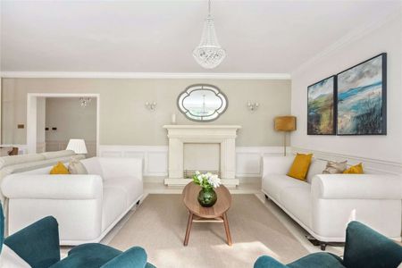 A brand newly renovated three bedroom apartment with 24/7 concierge. - Photo 4