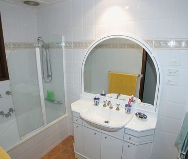 QUITE AND CONTEMPORARY LIVING - Photo 4