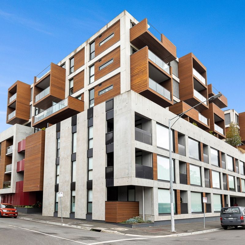 Generously proportioned in prime locale - Photo 1