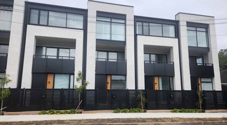 Stunning 3-Bedroom Family Home!! - Photo 2