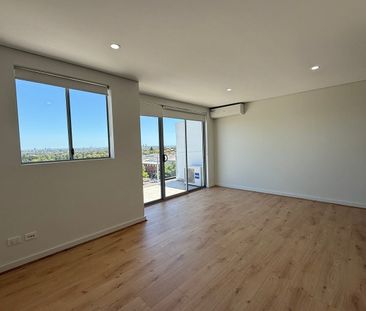 Oversized Two Bedroom Unit ***Access via Waverley Street*** - Photo 2