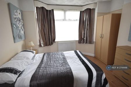 4 bedroom semi-detached house to rent - Photo 3