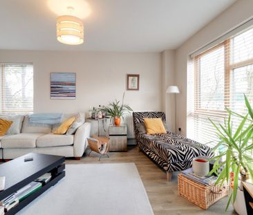 A 2 Bedroom Flat in Leckhampton Place, GL50 0FB - Photo 3