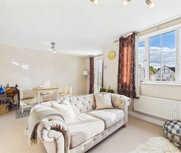 2 bedroom Flat in English Court, Wokingham - Photo 2