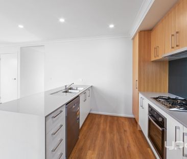 Captivating Brand-New Townhouse in Thornhill Park - Photo 2